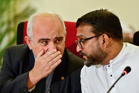 L'ambassadeur de Russie au Sri Lanka, Levan Dzhagaryan (à gauche), s'entretient avec le ministre d'État aux affaires étrangères du Sri Lanka, Tharaka Balasuriya, lors d'une conférence de presse conjointe à Colombo, le 30 mai 2024.