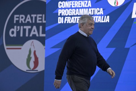 Le vice-Premier ministre et ministre des Affaires étrangères italien, Antonio Tajani, arrive pour prononcer un discours lors de la réunion de campagne du parti d'extrême droite Fratelli d'Italia (Frères d'Italie) avant les élections européennes, le 28 avril 2024 à Pescara. 