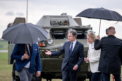 La ministre tchèque de la Défense Jana Cernochova et le secrétaire d'État américain Antony Blinken posent à côté d'un char à l'aéroport militaire de Kbely, à Prague, en République tchèque, le 30 mai 2024. 