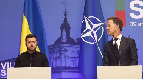 Le président ukrainien Volodymyr Zelensky (G) et le secrétaire général de l'OTAN Mark Rutte assistent à une conférence de presse commune lors d'un sommet avec les dirigeants des pays de l'Est et des pays nordiques membres de l'OTAN (B9 et pays nordiques), le 2 juin 2025 à Vilnius (Lituanie). 