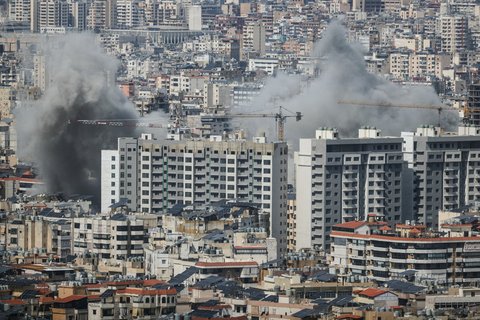 De la fumée s'élève du site d'une frappe aérienne israélienne qui a visé une zone dans la banlieue sud de Beyrouth.