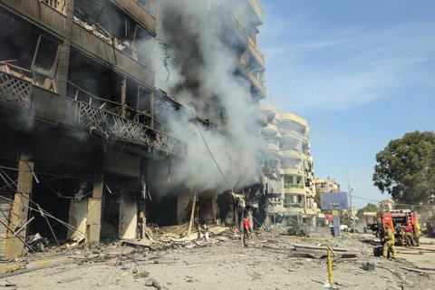Les pompiers interviennent sur le site d'une frappe aérienne israélienne dans la banlieue sud de Beyrouth, ce 6 mars 2026. 