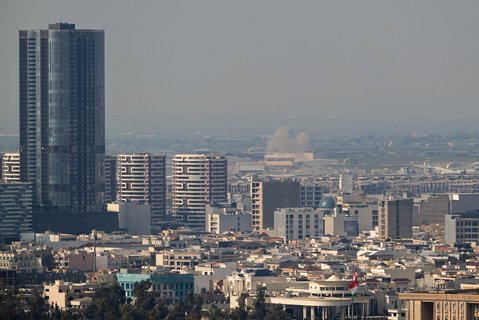 De la fumée s'élève après une explosion près de l'aéroport international d'Erbil, ce 6 mars 2026.