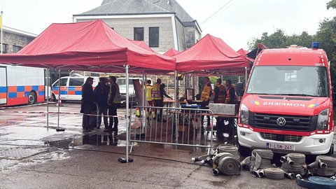 Le poste de commandement des pompiers à Sourbrodt (Waimes) sous la pluie, ce mardi 18 août 2026.