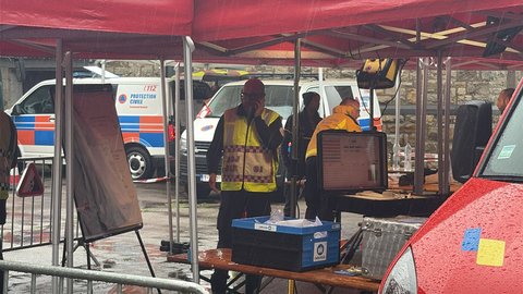 Le poste de commandement des pompiers à Sourbrodt (Waimes) sous la pluie, ce mardi 18 août 2026.