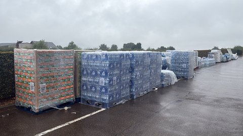 Les stocks en eau pour ravitailler les différents intervenants, au poste de commandement de Sourbrodt.