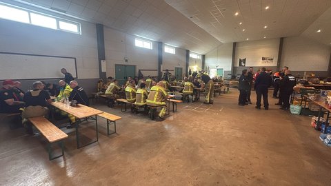 Des pompiers se reposent dans le réfectoire aménagé à côté du poste de commandement de Sourbrodt.