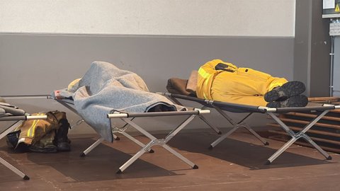 Après avoir lutté contre l'incendie des Hautes Fagnes pendant plus de trois jours, les pompiers sont épuisés. Ici, un repos mérité dans la pièce aménagée à proximité du poste de commandement de Sourbrodt.