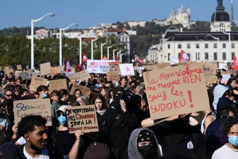 Des manifestants brandissent des pancartes sur le pont de la Guillotière lors d'une manifestation organisée par des lycéens dans le cadre d'un mouvement de protestation national contre les conditions d'enseignement à Lyon, le 6 octobre 2026.
