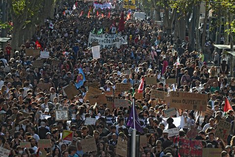 Manifestation d'élèves du secondaire dans le cadre d'un mouvement de protestation national contre les conditions d'enseignement à Marseille, le 6 octobre 2026.
