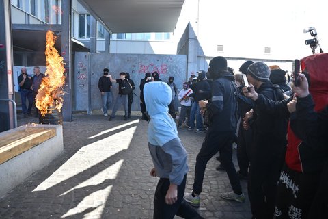 Une poubelle incendiée devant l'athénée royal de Liège 1