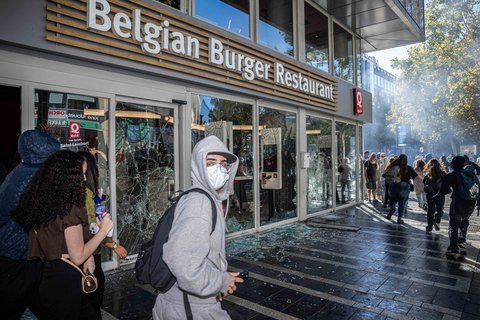 Des vitres d'un Quick ont été vandalisées à Liège lors d'une manifestation contre les réformes de l'éducation et les coupes budgétaires, le mardi 6 octobre 2026.