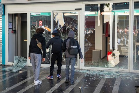 Des vitres d'un Quick ont été vandalisées à Liège lors d'une manifestation contre les réformes de l'éducation et les coupes budgétaires, le mardi 6 octobre 2026.