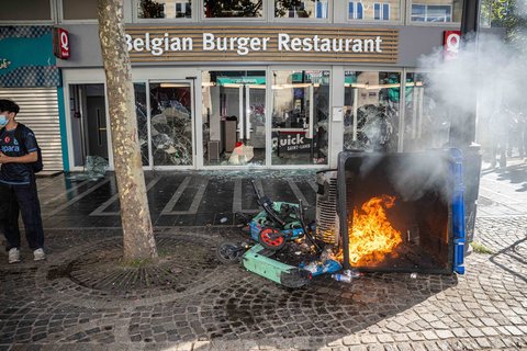Des vitres d'un Quick ont été vandalisées à Liège lors d'une manifestation contre les réformes de l'éducation et les coupes budgétaires, le mardi 6 octobre 2026.